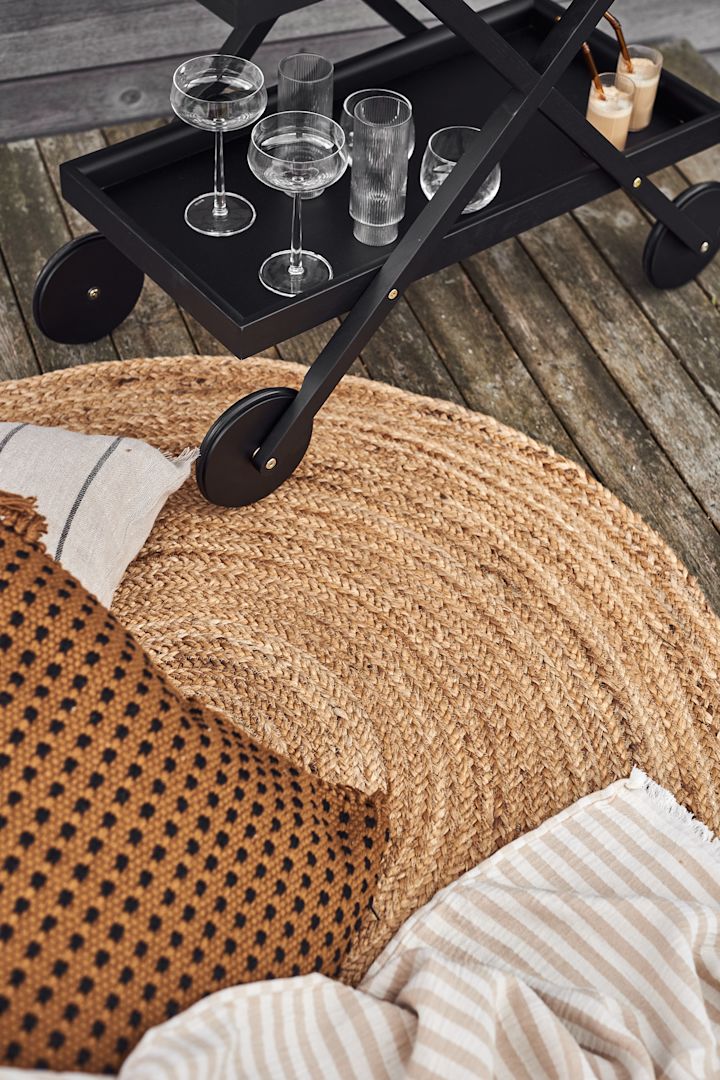 Skapa semesterkänslan i ditt hem med medelhavsinredning såsom Eternal runda jutematta från Ferm Living i en fin beige färg.
