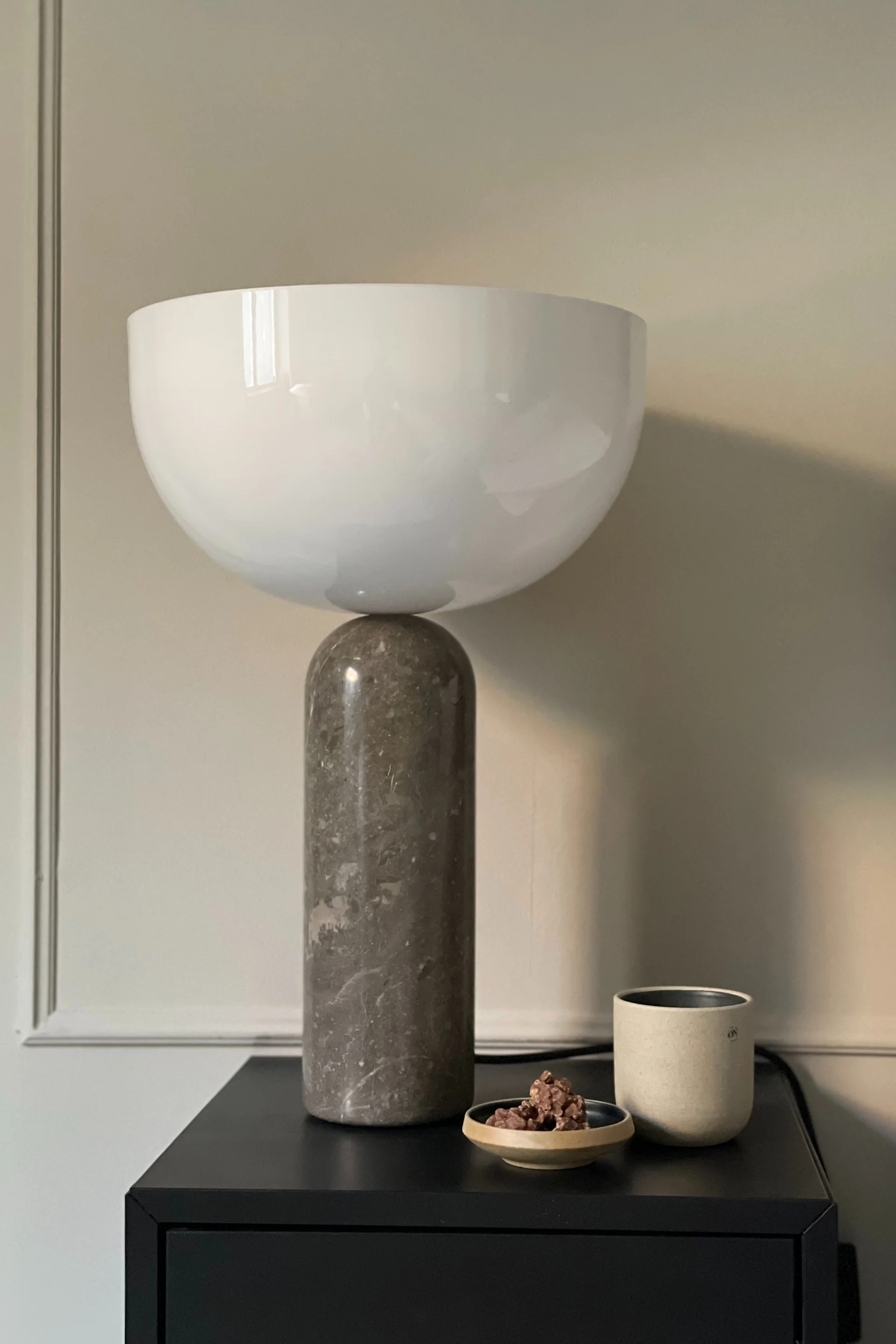 Influencern @homebynicky har gjort ”What I bought” vs ”How I styled it” och har stylat sovrummet med Kizu bordslampa från New Works tillsammans med Fumiko kopp och Fumiko skål från By On.