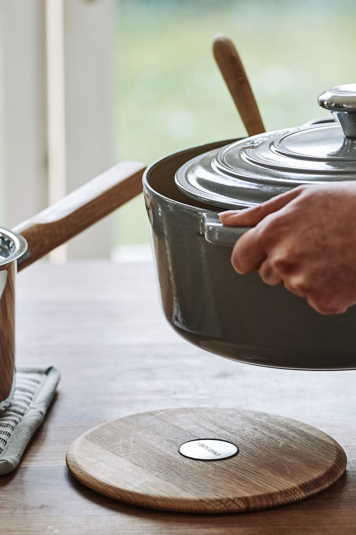 Förnya ditt kök med 11 praktiska & snygga kökstillbehör för enklare matlagning - här ser du Nordic Kitchen magnetiska grytunderlägg från Eva Solo.