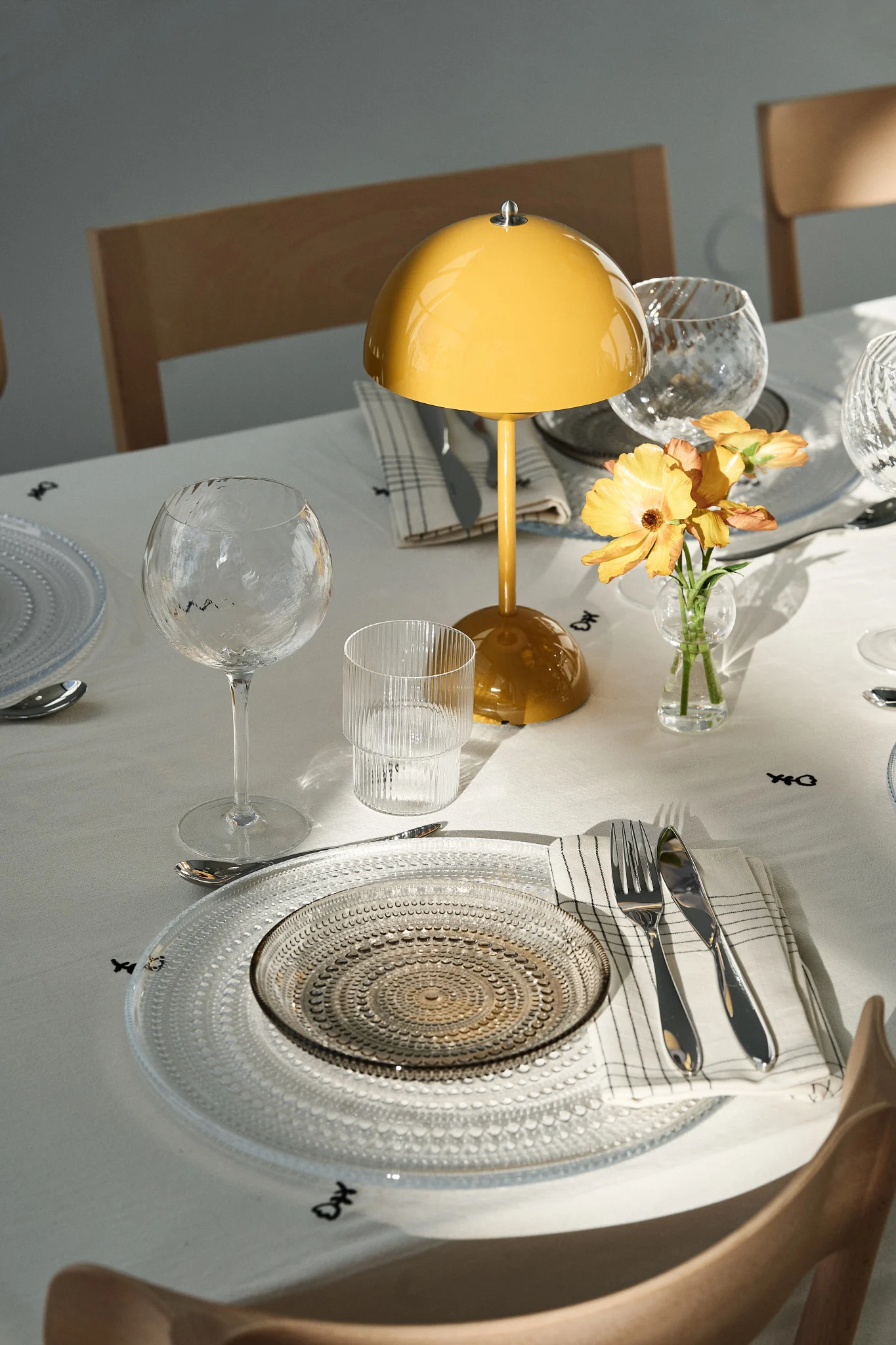 Det dukade bordet är en viktig del av varje fest. Här ser du en festdukning med en portabel Flowerpot-lampa och festliga glastallrikar. 