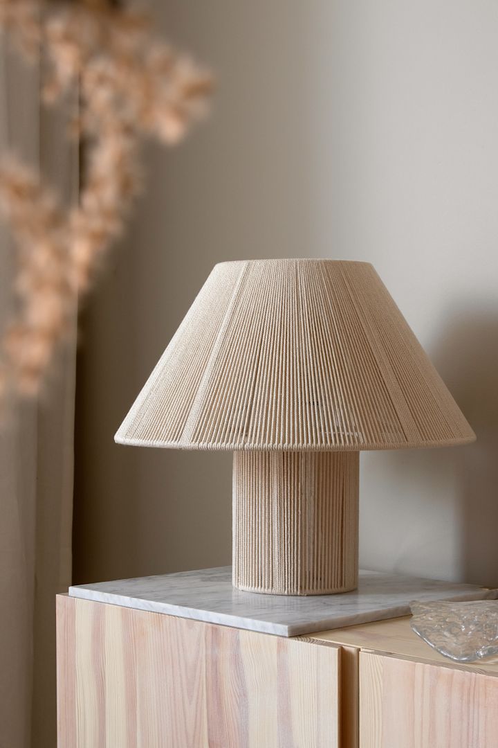 Anna bordslampa från Globen Lighting är ett tips på en trendig lampa med plisserad lampskärm i beige, som skapar behagligt ljus genom dess bomullstrådar.