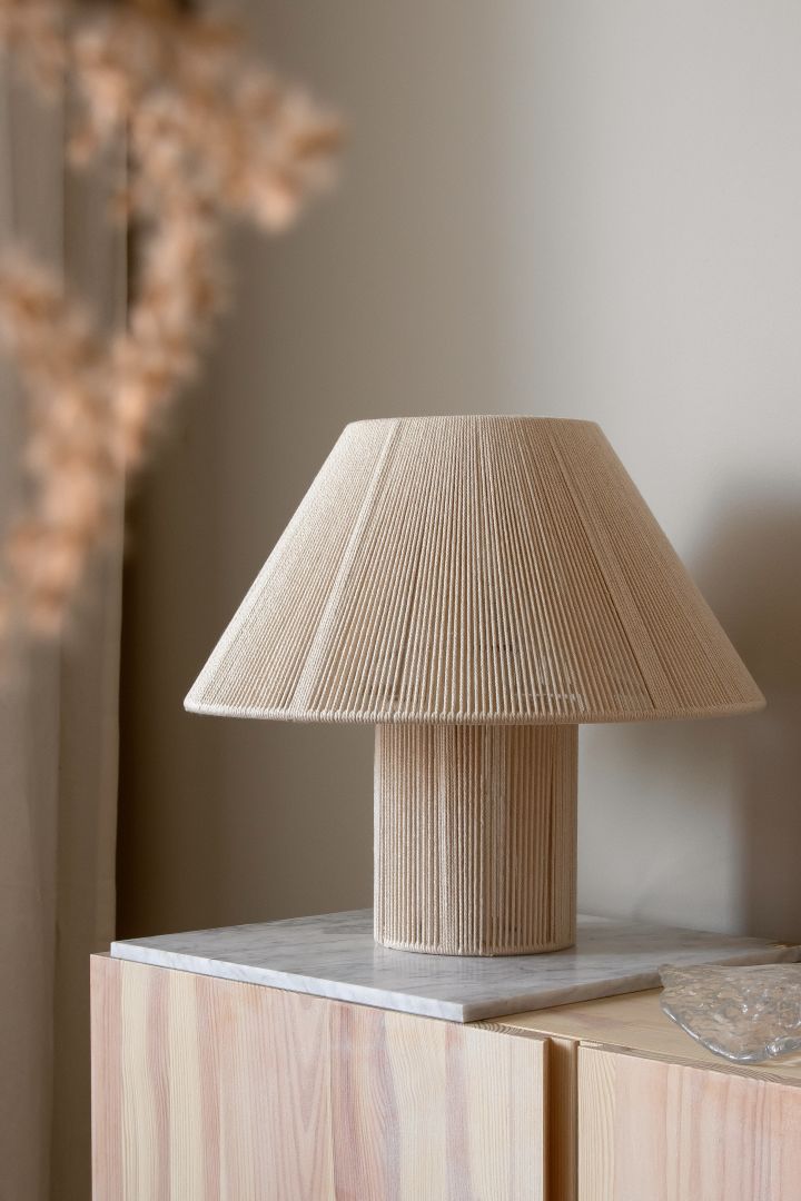 Anna bordslampa från Globen Lighting är ett tips på en trendig lampa med plisserad lampskärm i beige, som skapar behagligt ljus genom dess bomullstrådar.