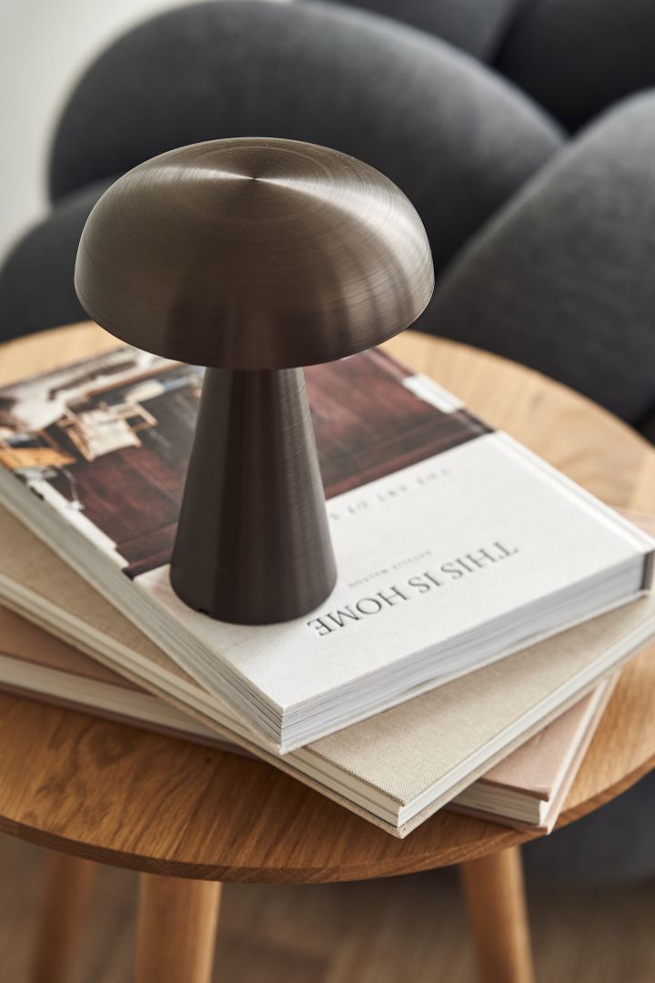 Säsongens trendiga svamplampa är Como portable bordslampa SC53 från &Tradition som blir en snygg inredningsdetalj i hemmet på ett sidobord eller fönsterbräda.