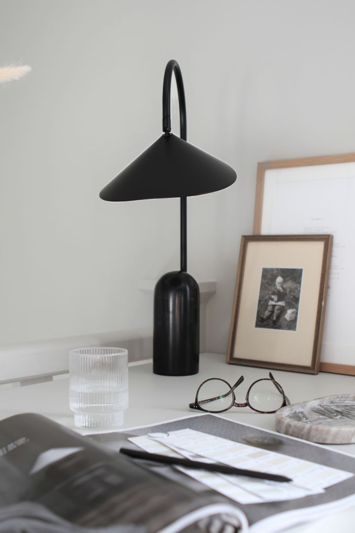 Ferm Living är ett modernt danskt designvarumärke med produktfavoriter som Ripple-glas & Arum bordslampa. 