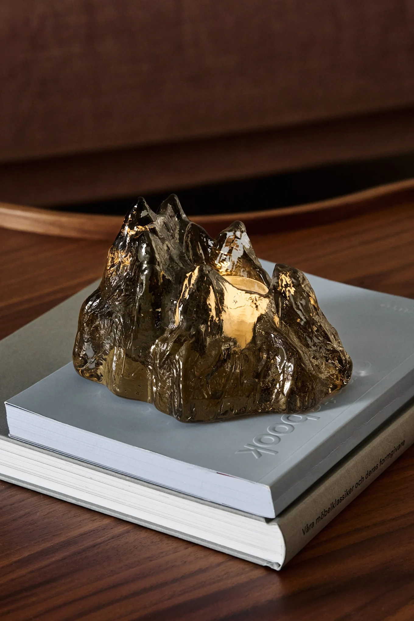 På ett paket från Nordic Nest står det bruna ljushållaren The Rock från Kosta Boda under granen.