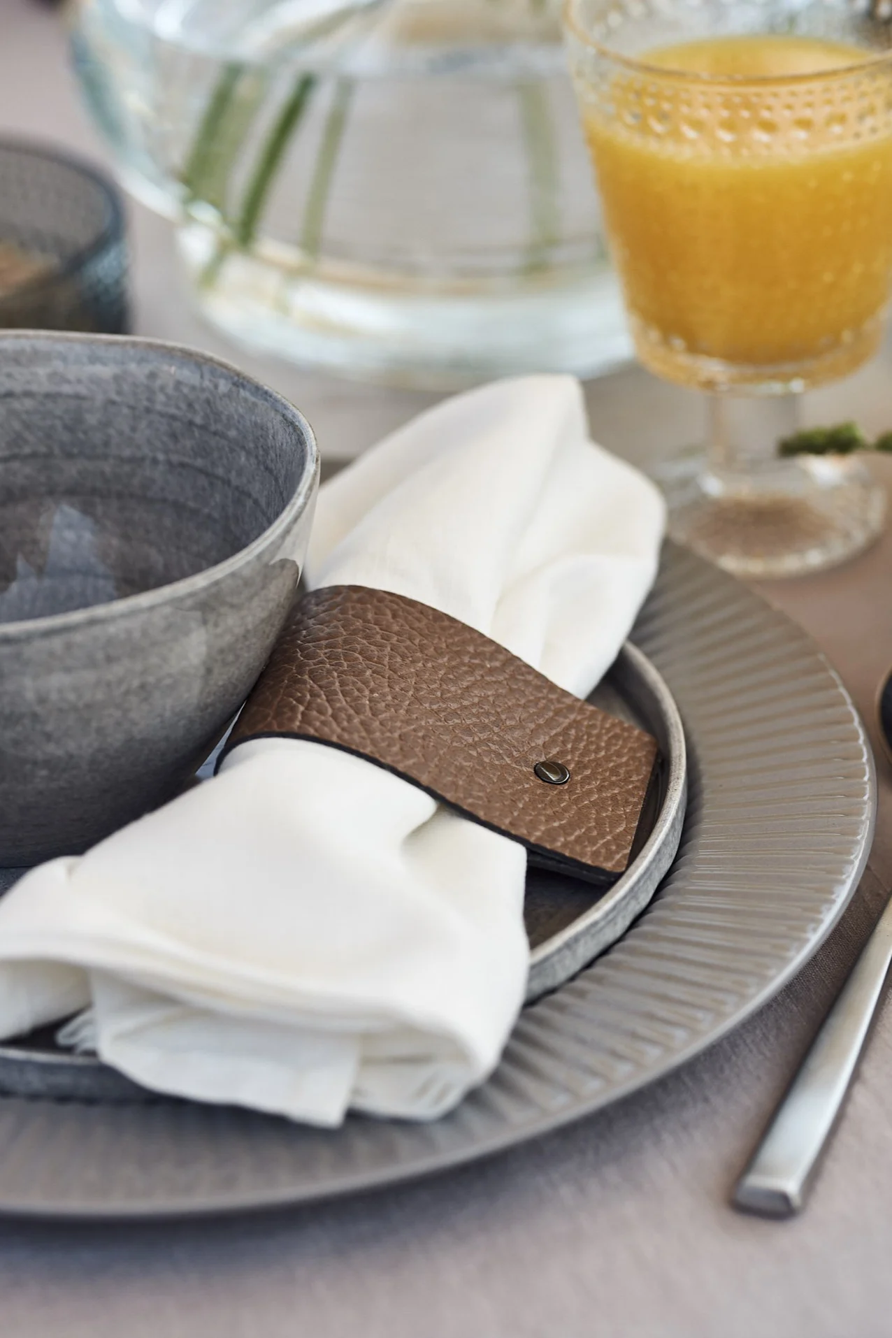 Hotellfrukost hemma - duka med linneservetter.