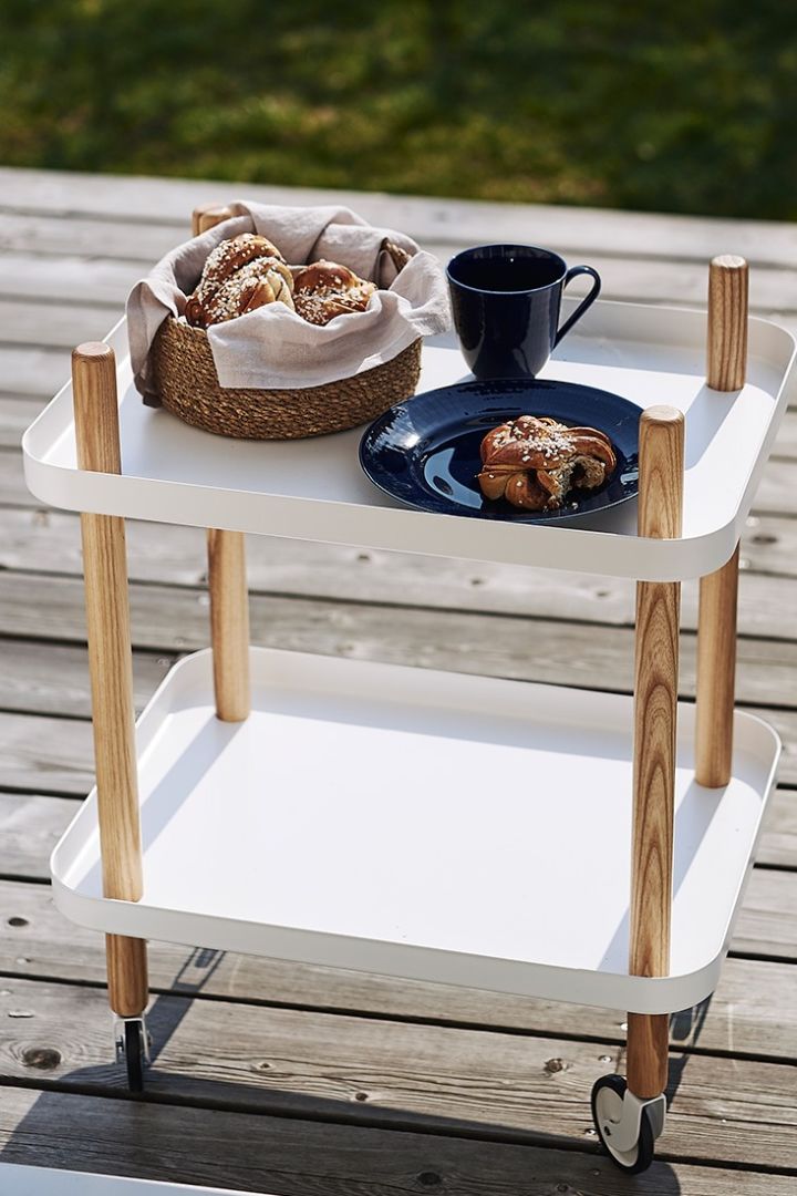Block bord från Normann Copenhagen passar utmärkt att ta ut på verandan för en fikastund i solen.