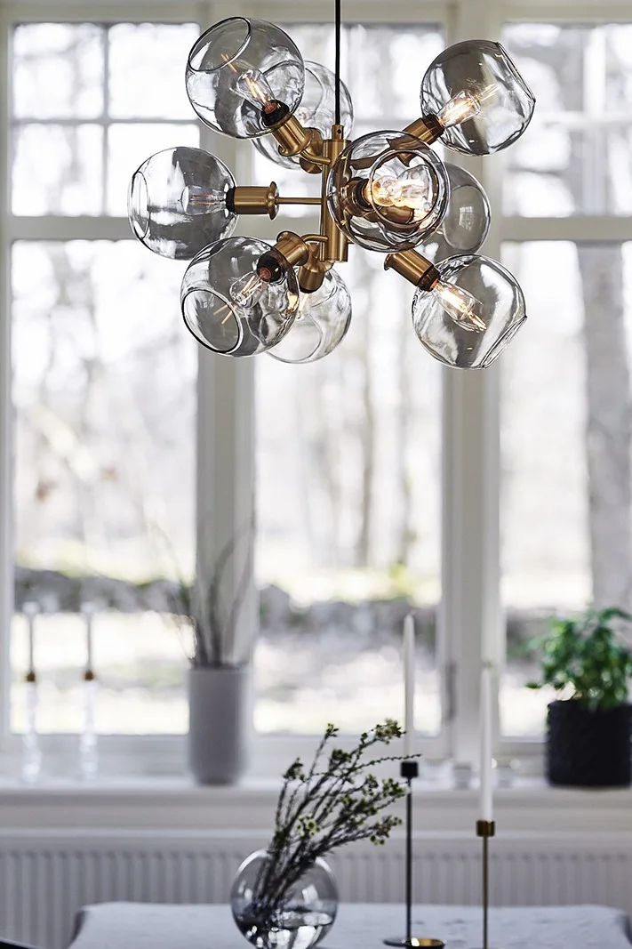 Tage taklampa i rökfärgat glas från Care of Bankeryd lyser upp din matplats och passar perfekt till den urbana stilen.