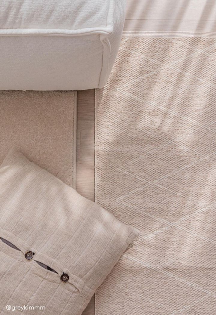 Välj rätt matta genom vår mattguide. Här ser du Peak plastmatta i färgen nude beige från Scandi Living ger ditt hem en ombonad känsla. Foto: @greykimmm