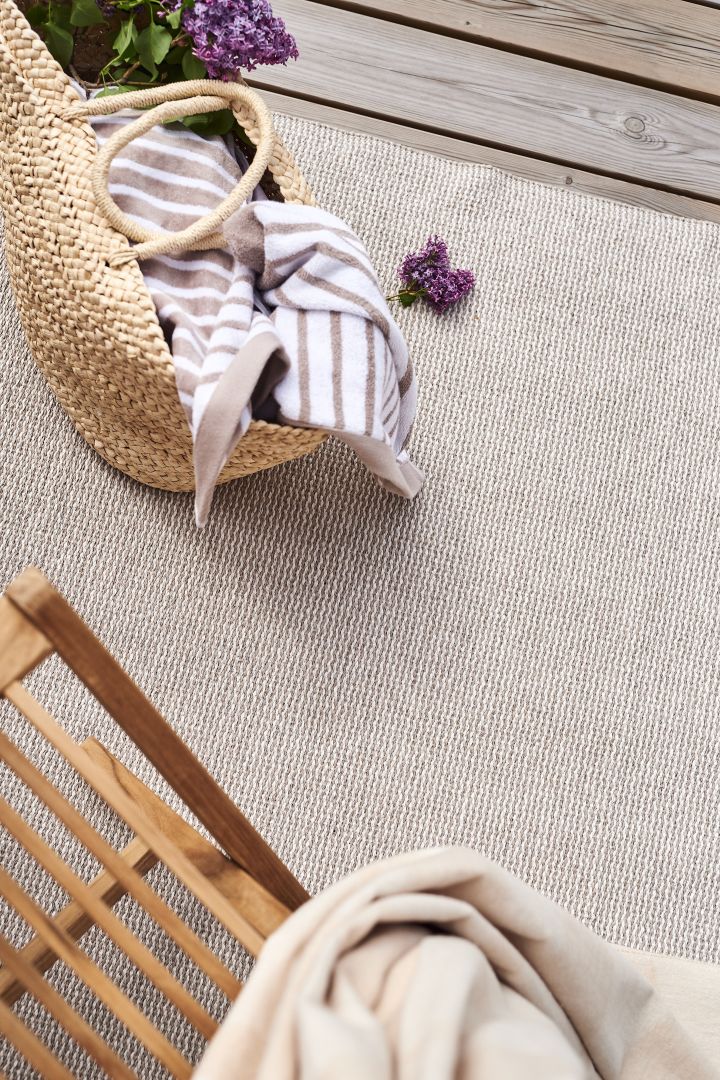 Välj rätt matta genom vår mattguide. Här ser du plastmatta i färgen nude beige från Scandi Living ger ditt hem en ombonad känsla. 