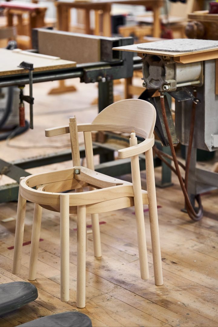 Välkommen till Gärsnäs, varumärket som skapat möbelikoner i generationer. I fabriken på Österlen tillverkas samtliga möbler, som här en trästol med karm.