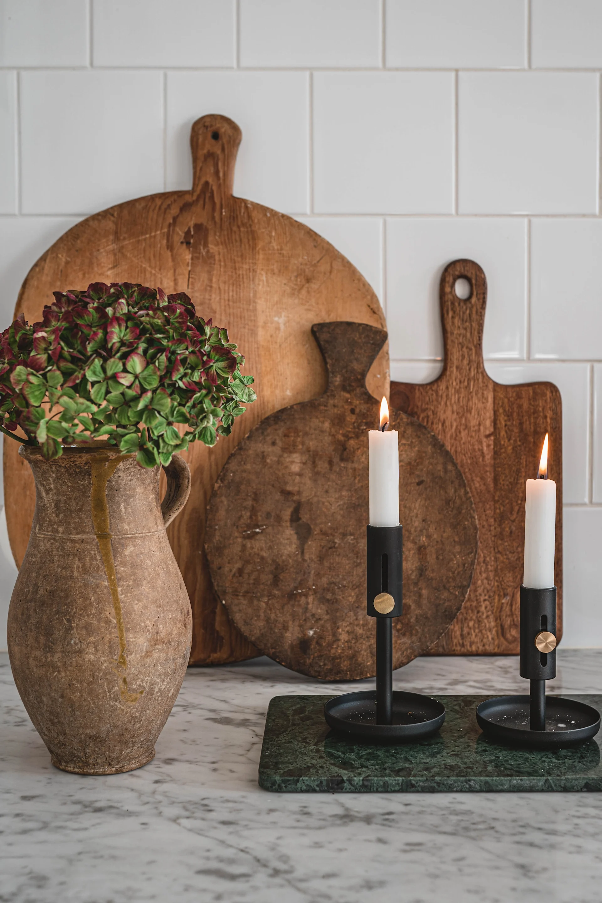 Svarta ljusstakar hemma hos Hannes Mauritzson i hans kök. 