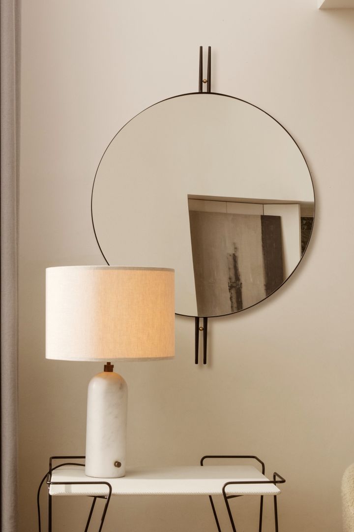 Lys upp din vardag med Gravity S bordslampa i vit marmor-canvas som är ett belysningstips för hemmet från ikoniska GUBI.