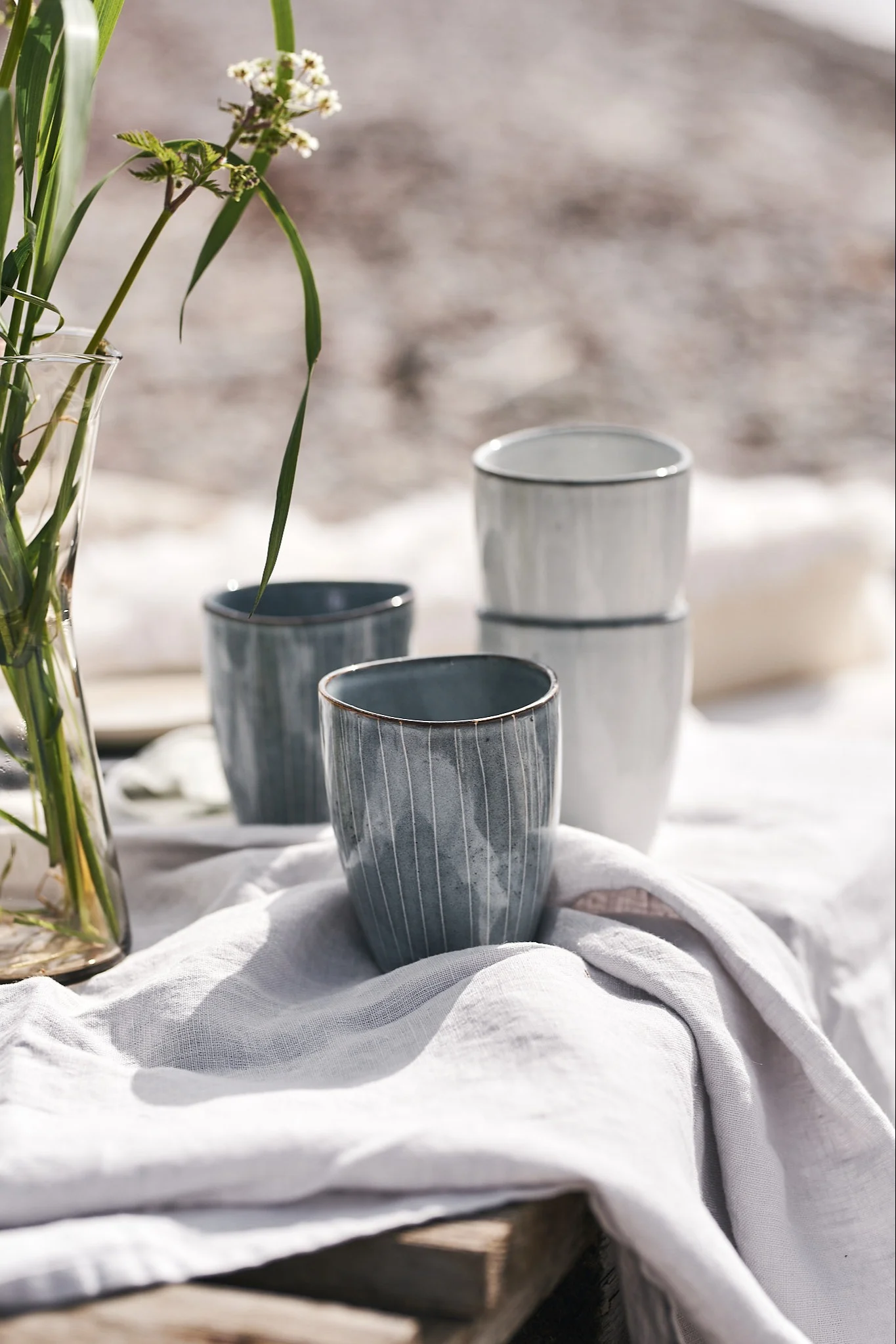 Nordic Sea mugg utan öra är perfekt vardagsporslin att ta med på en picknick på stranden.