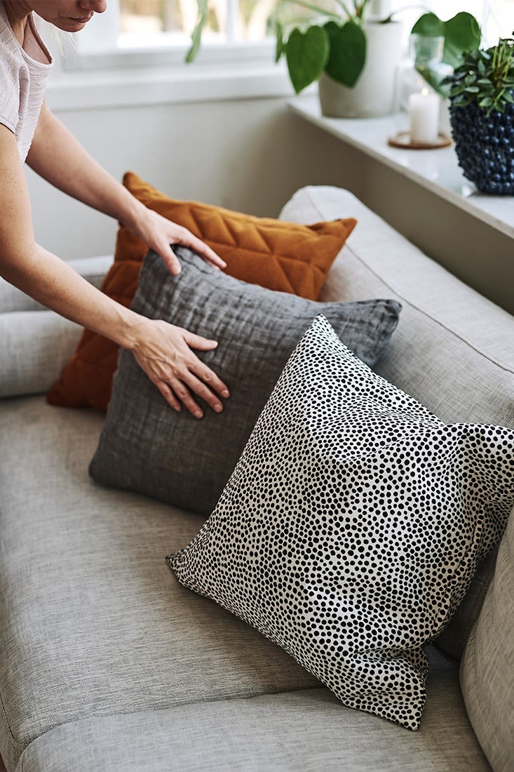 Soffan görs i ordning med kuddar från Marimekko, Himla och Northern i stilren design. 