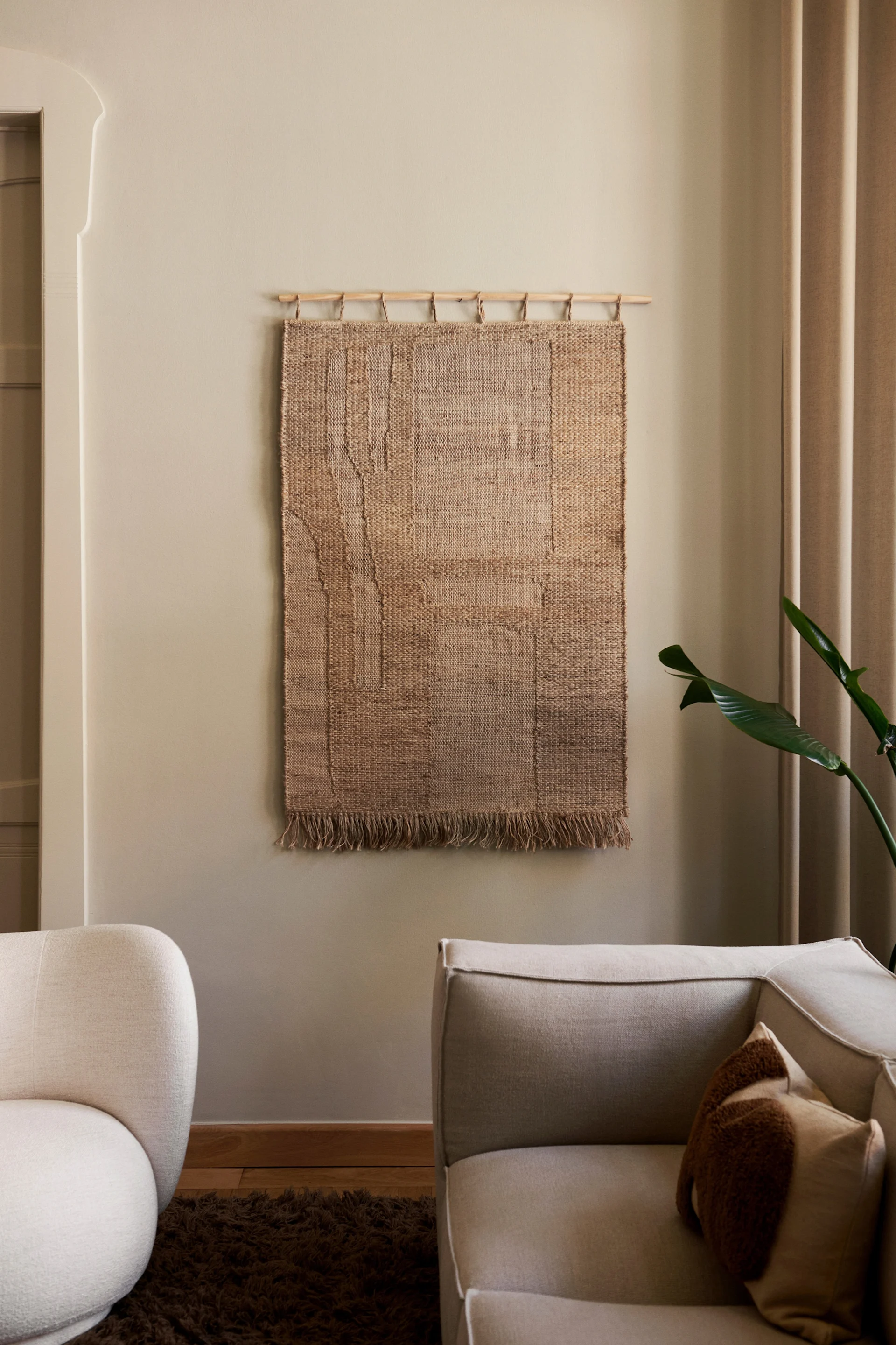 Dekorera vägg med Harvest väggdekoration från Ferm Living som här hänger i ett vardagsrum på en neutral vägg. 