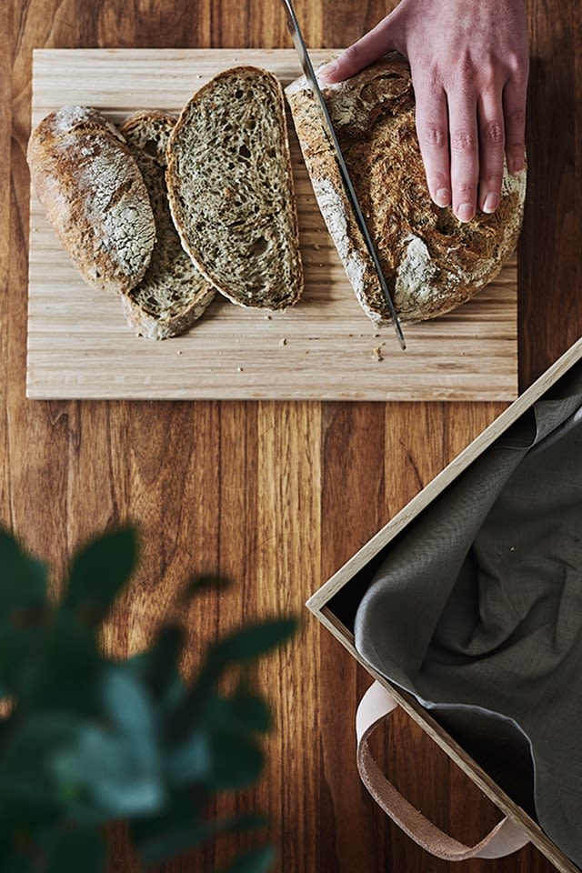 Norr brödbox från Skagerak i naturfärgat trä sätter den skandinaviska stilen i köket. 