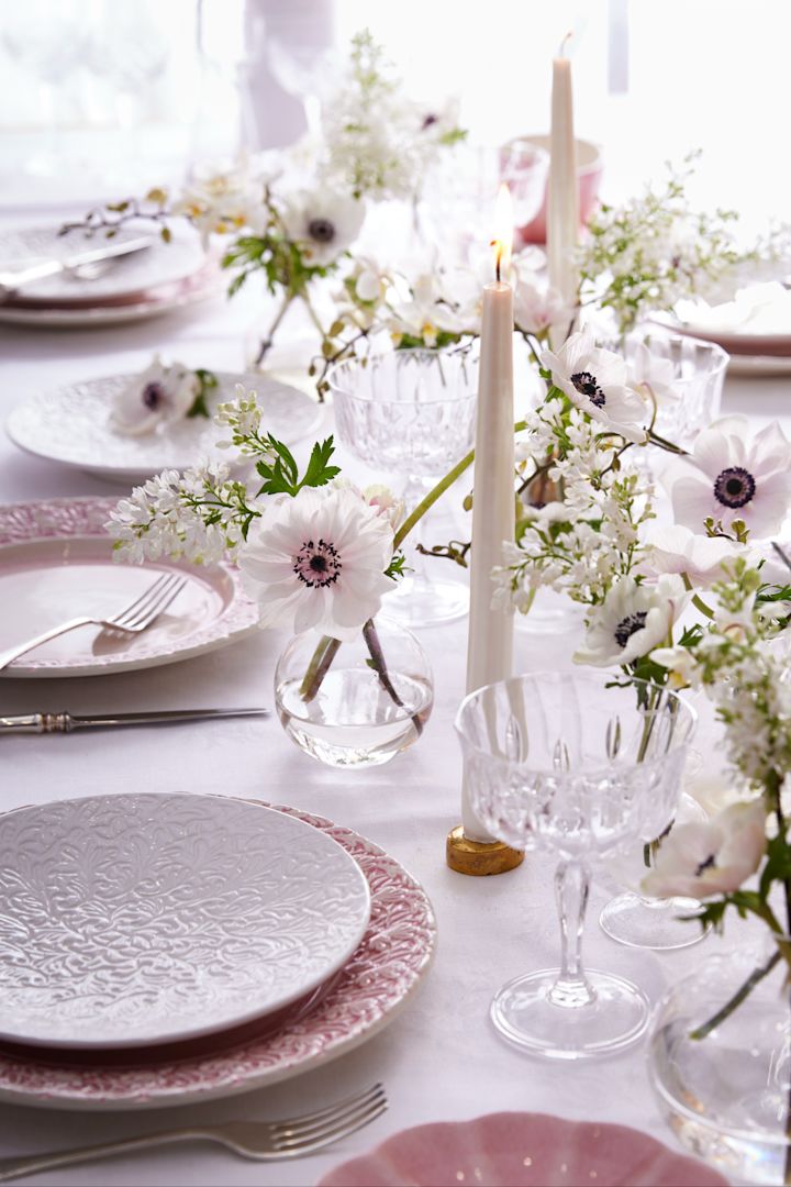 Bordsdekorationer i vitt och rosa, tallrikar från Lace-kollektionen från Mateus, snygga glas, ljus och blommor.