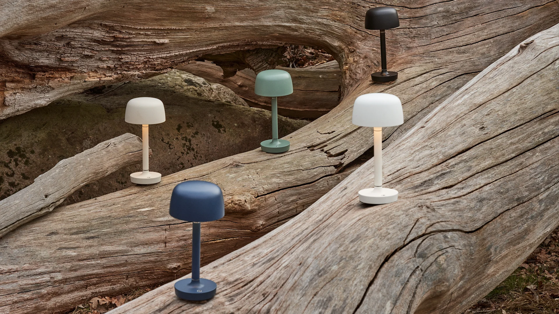 Portabel belysning är en sommarfavorit som gör dina kvällar i sommar lite mysigare. Här Halo portabel lampa från Scandi Living som finns i flera olika färger.