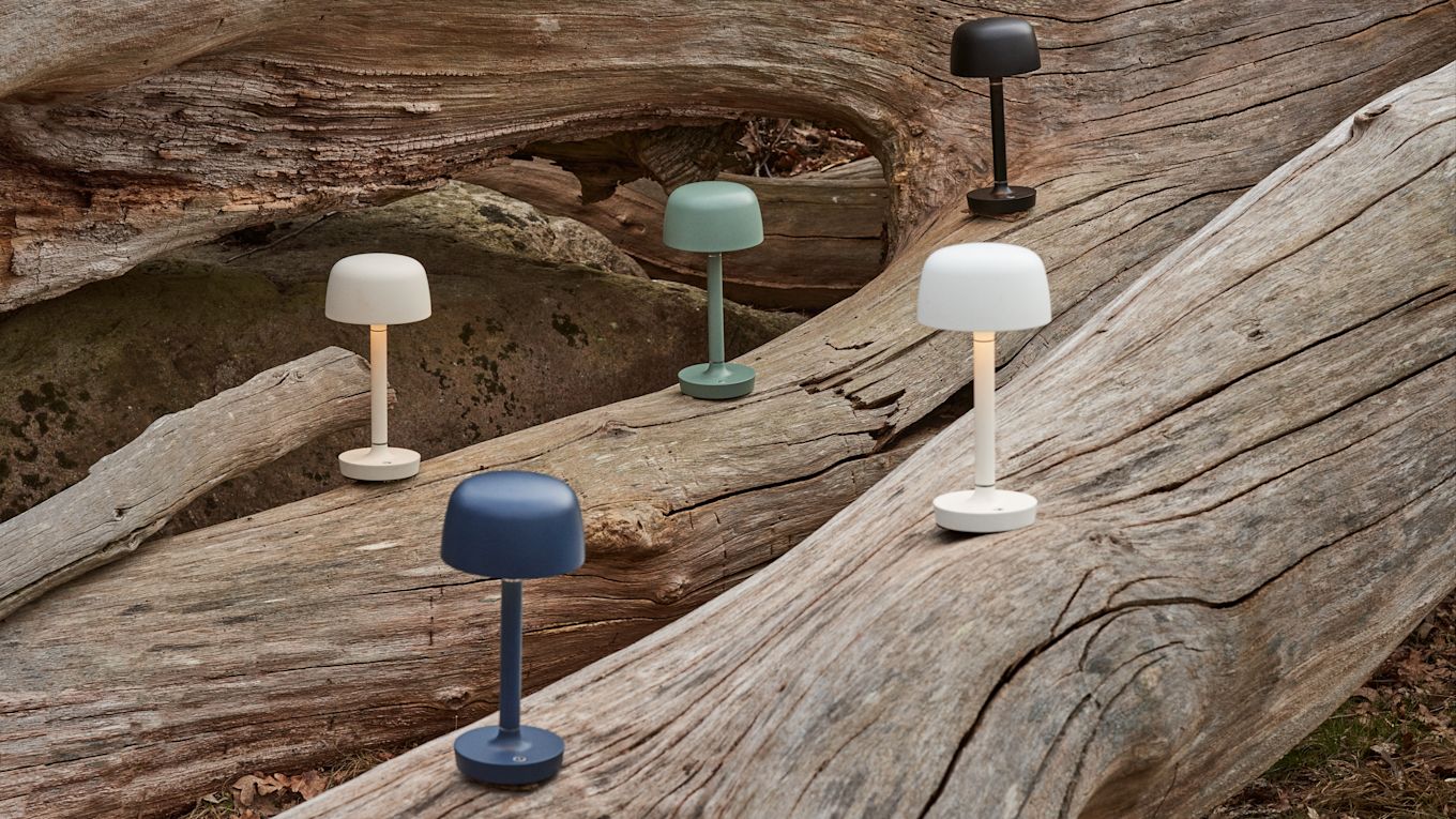 Portabel belysning är en sommarfavorit som gör dina kvällar i sommar lite mysigare. Här Halo portabel lampa från Scandi Living som finns i flera olika färger.