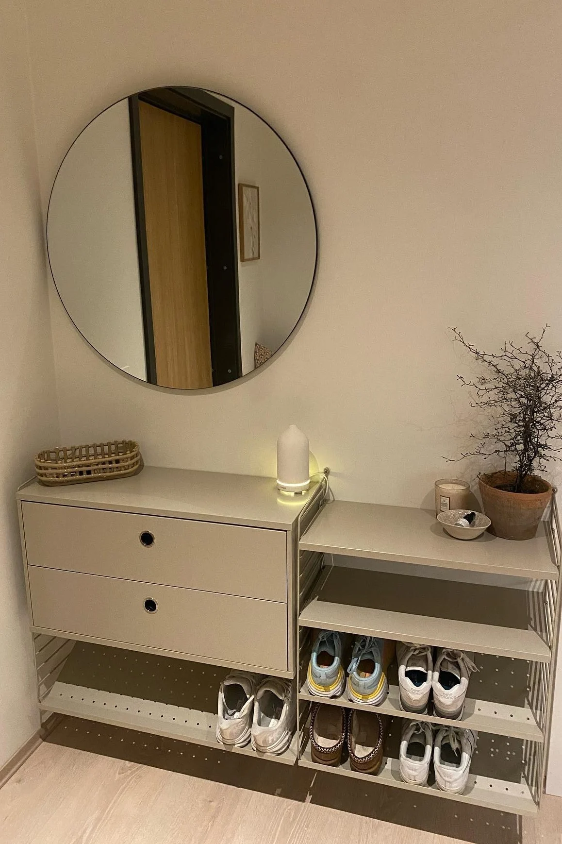 Använd de mångsidiga möjligheterna med String för att inreda en liten hall. Här kan du se en String-hylla med lådor och fack för skor i @henriksenshomes hem.