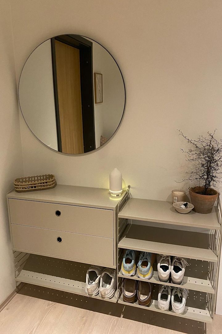 Använd de mångsidiga möjligheterna med String för att inreda en liten hall. Här kan du se en String-hylla med lådor och fack för skor i @henriksenshomes hem.