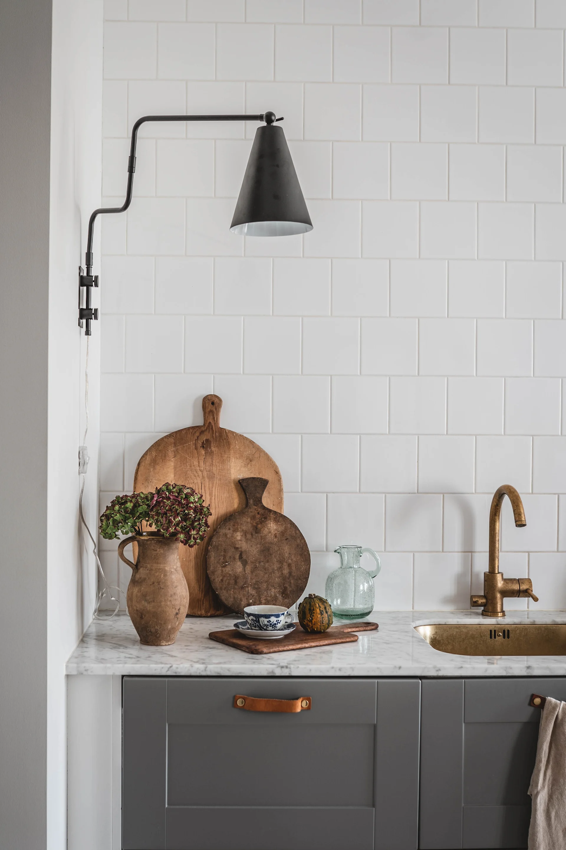 Hemma hos Hannes Mauritzson i hans kök hittar vi svart industriell vägglampa från By Rydéns.