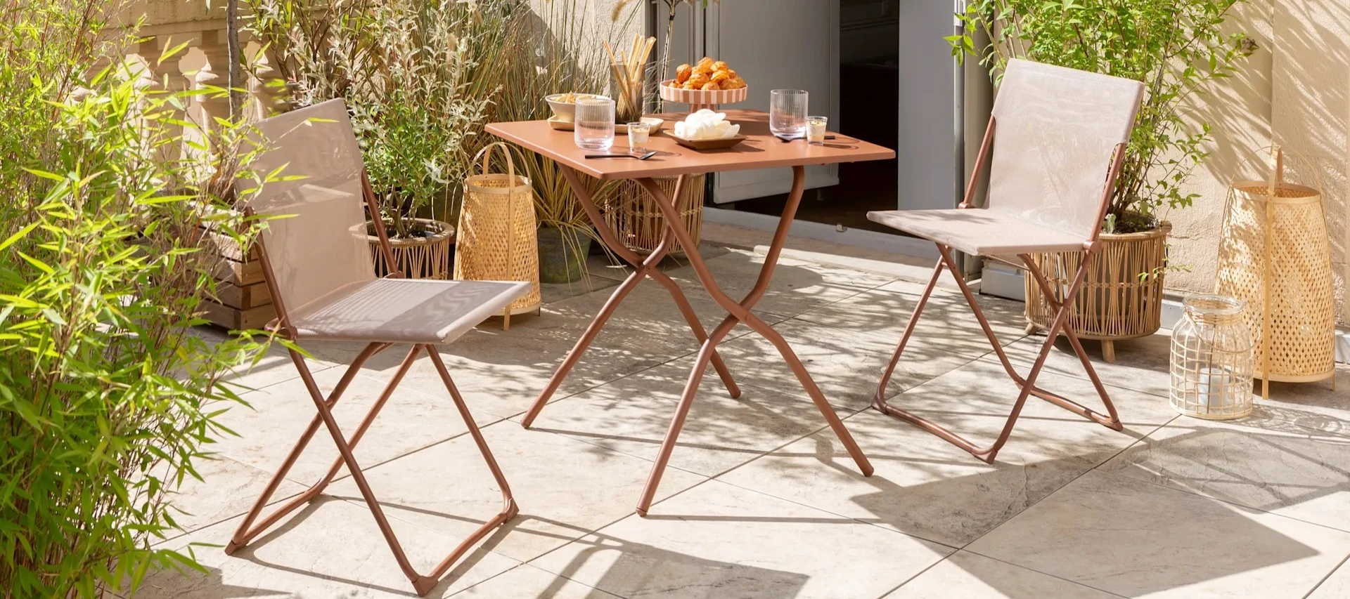 Balkonginspo med  litet bord och fällbara stolar från Lafuma i färgen terracotta. Dessa utemöbler är perfekta för den lilla balkongen men fungerar även på en uteplats eller altan.