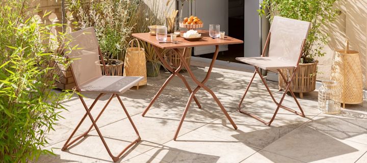 Balkonginspo med  litet bord och fällbara stolar från Lafuma i färgen terracotta. Dessa utemöbler är perfekta för den lilla balkongen men fungerar även på en uteplats eller altan.