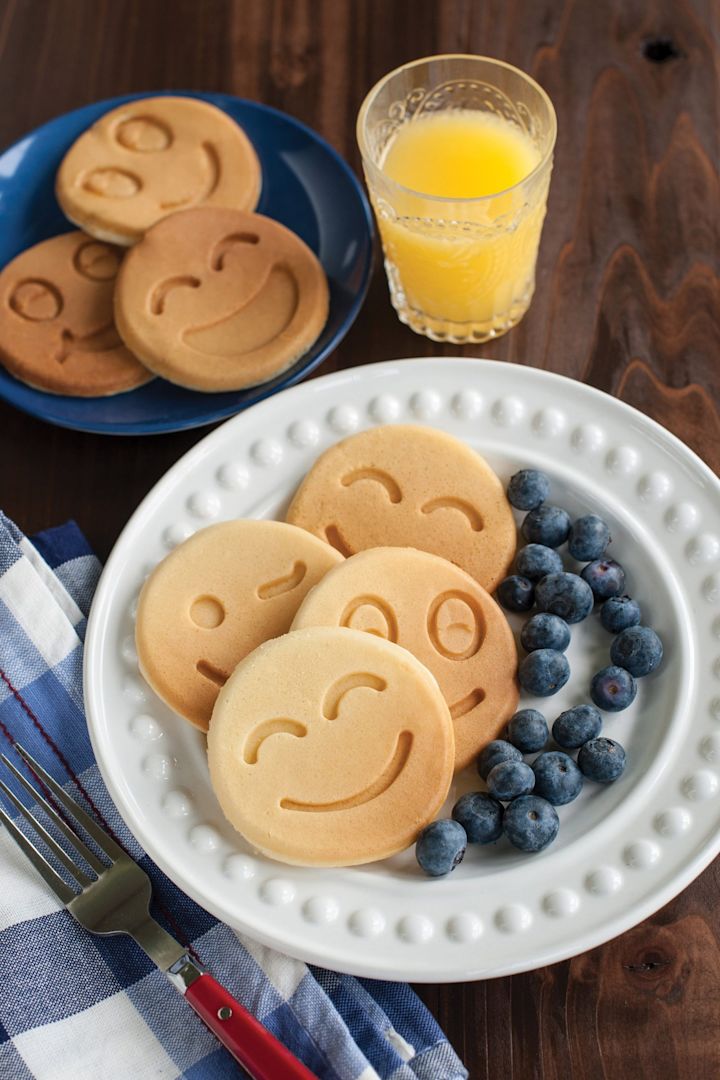 Med Smiley pannkakspanna från Nordic Ware kan du göra pannkakor i form av en smiley, som här presenteras på en tallrik.