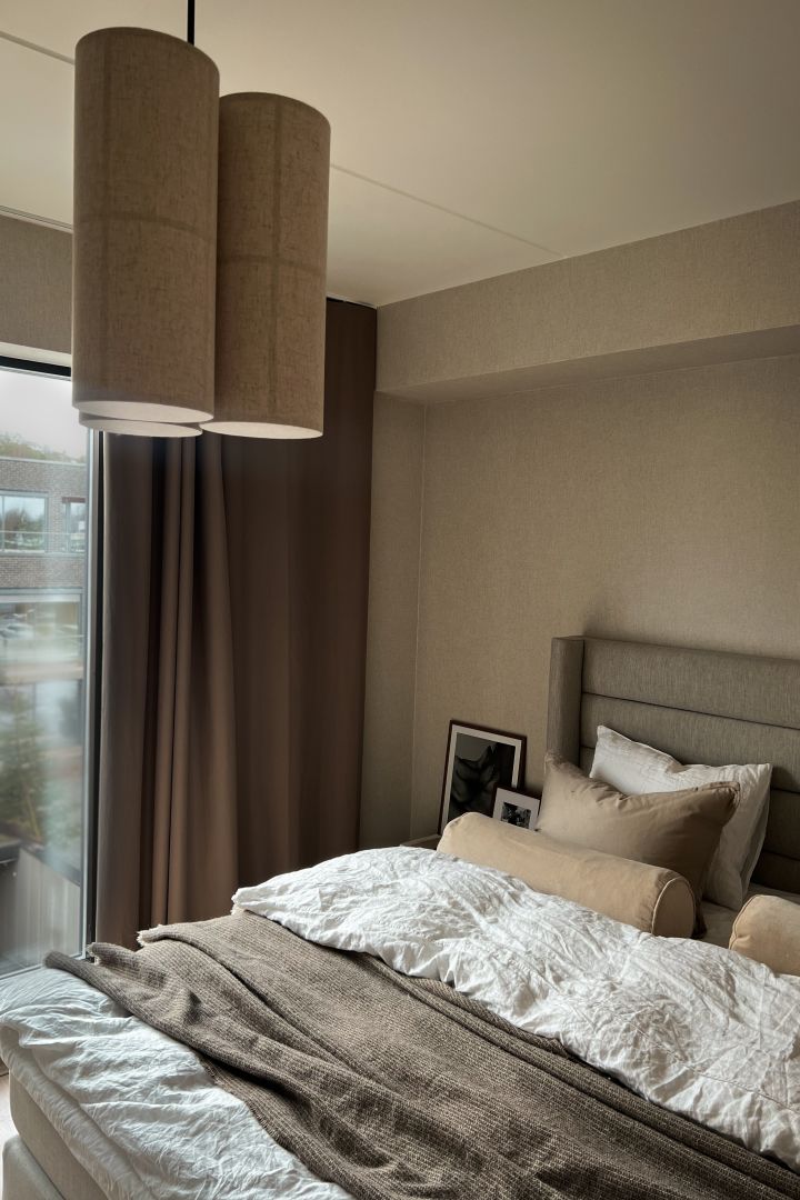 Norska influencern Helene Wold @villanyhus har dekorerat sovrummet med Hashira MENU taklampa och lyxiga sängkläder i linne.