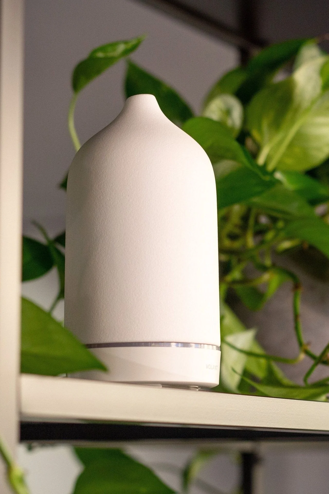 En present till en babyshower behöver inte alltid vara något till barnet. Ge den nyblivna mamman lite avkoppling i form av en diffuser från Volant.