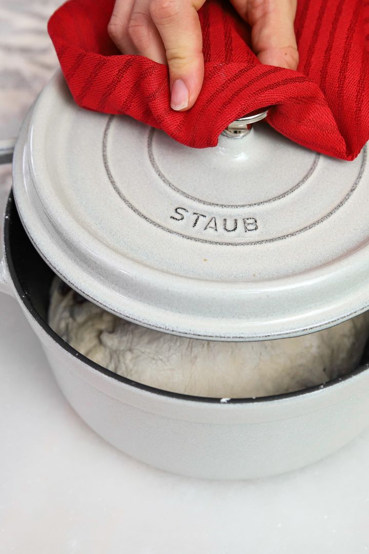 Baka med Fridas tips på enkla julrecept är grytbröd som går enkelt att göra i en gryta från Staub för att få en krispig finish. Foto: Frida Skattberg