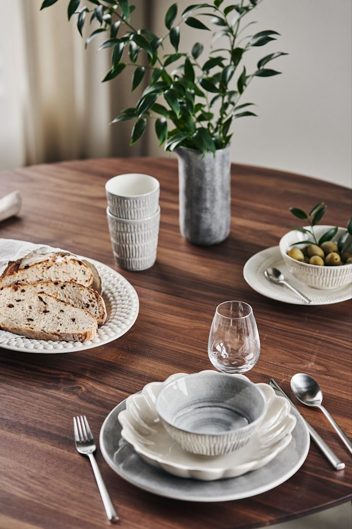Skapa en Mateus dukning med grå och beigea tallrikar, skålar, muggar, fat och kanna från Mateus-serien Bubbles, Stripes, MSY, Basic och Oyster.