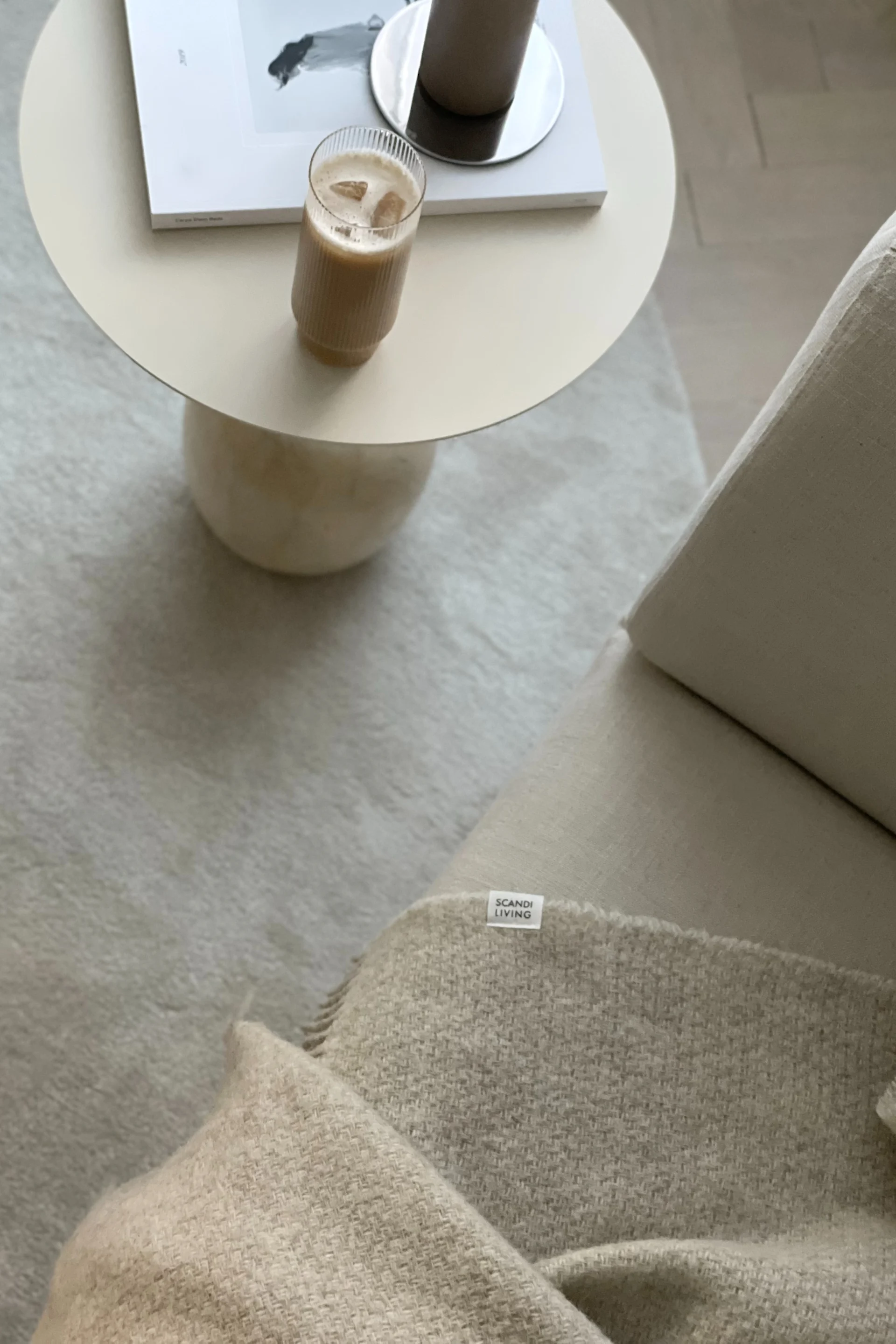 Influencern @homebynicky har gjort ”What I bought” vs ”How I styled it” och har stylat vardagsrummet med Lato bord från &Tradition, Sandtone ullpläd från Scandi Living och Ripple long drink glas från Ferm Living.