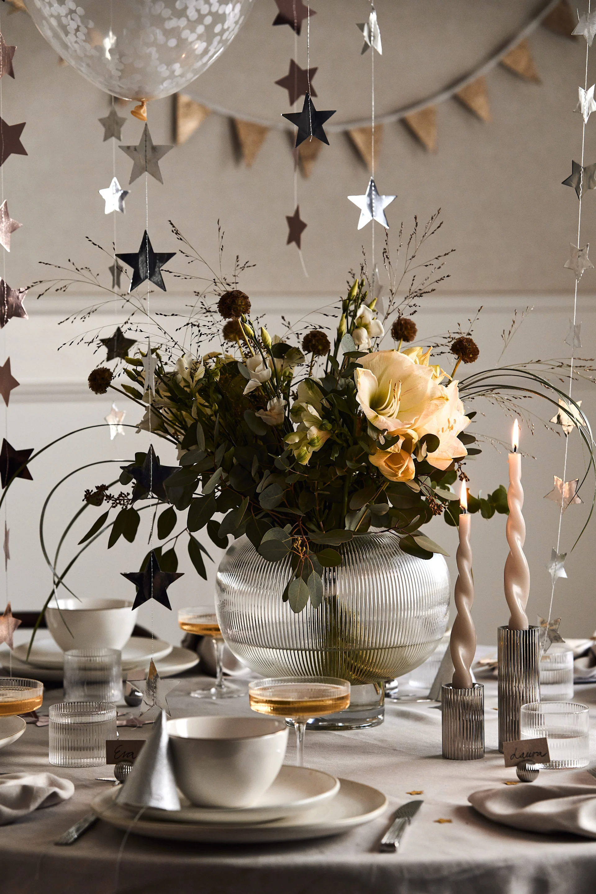 Dekorera årets nyårsdukning med en maffig blomsterbukett till nyår i Sphere vas i räfflat material från Byon.
