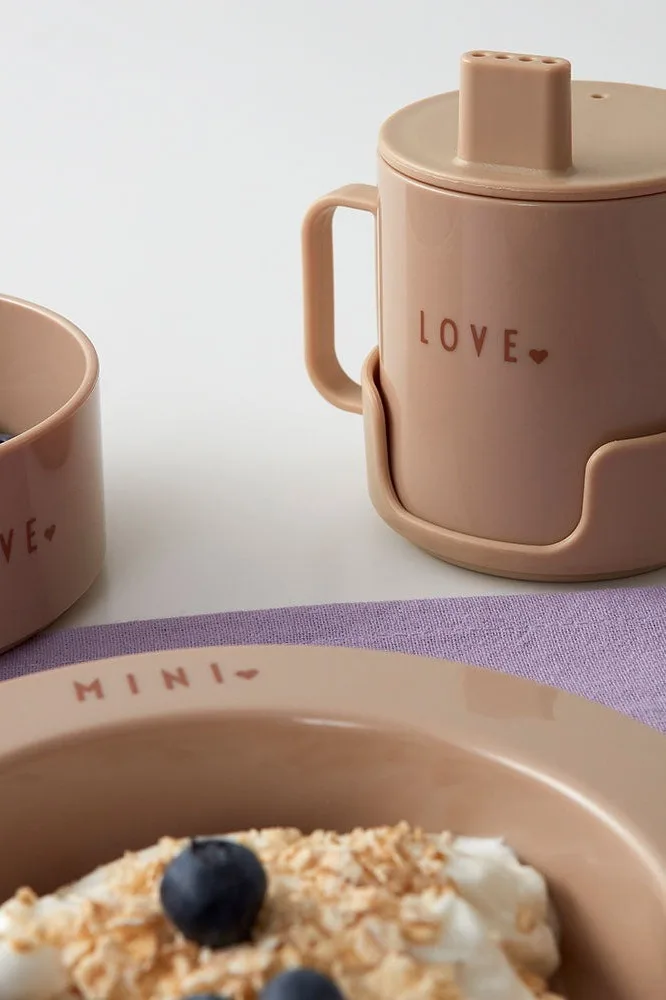 Startsetet Favorit Mini från Design Letters består av tallrik, skål, mugg med handtag och skedar, vilket gör det till en perfekt present till babyshower.