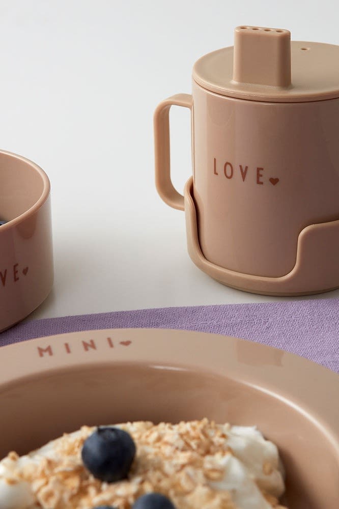 Startsetet Favorit Mini från Design Letters består av tallrik, skål, mugg med handtag och skedar, vilket gör det till en perfekt present till babyshower.