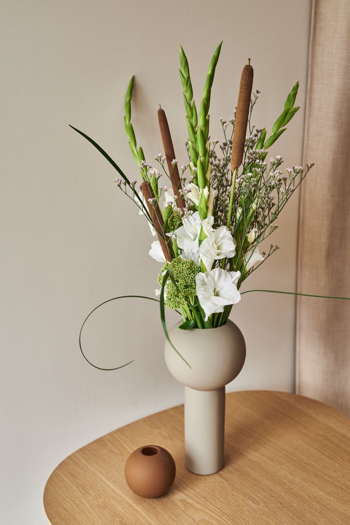 Trendiga och stilrena Pillar vas i färgen Shell från Cooee Design som har en rak fot och en klotformad topp är en av säsongens stora vaser för vårens blomster.