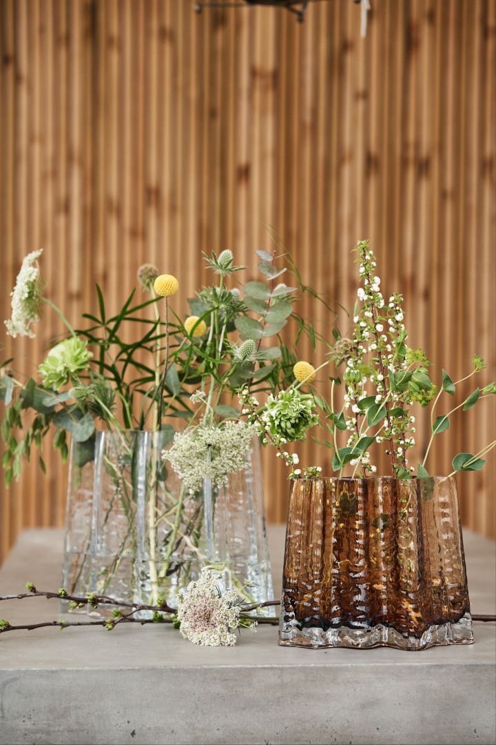 Trendiga och stilrena Gry vas i glas från Cooee Design som har en skulptural design inspirerad av trädstammar och passar de flesta inredningsstilar.