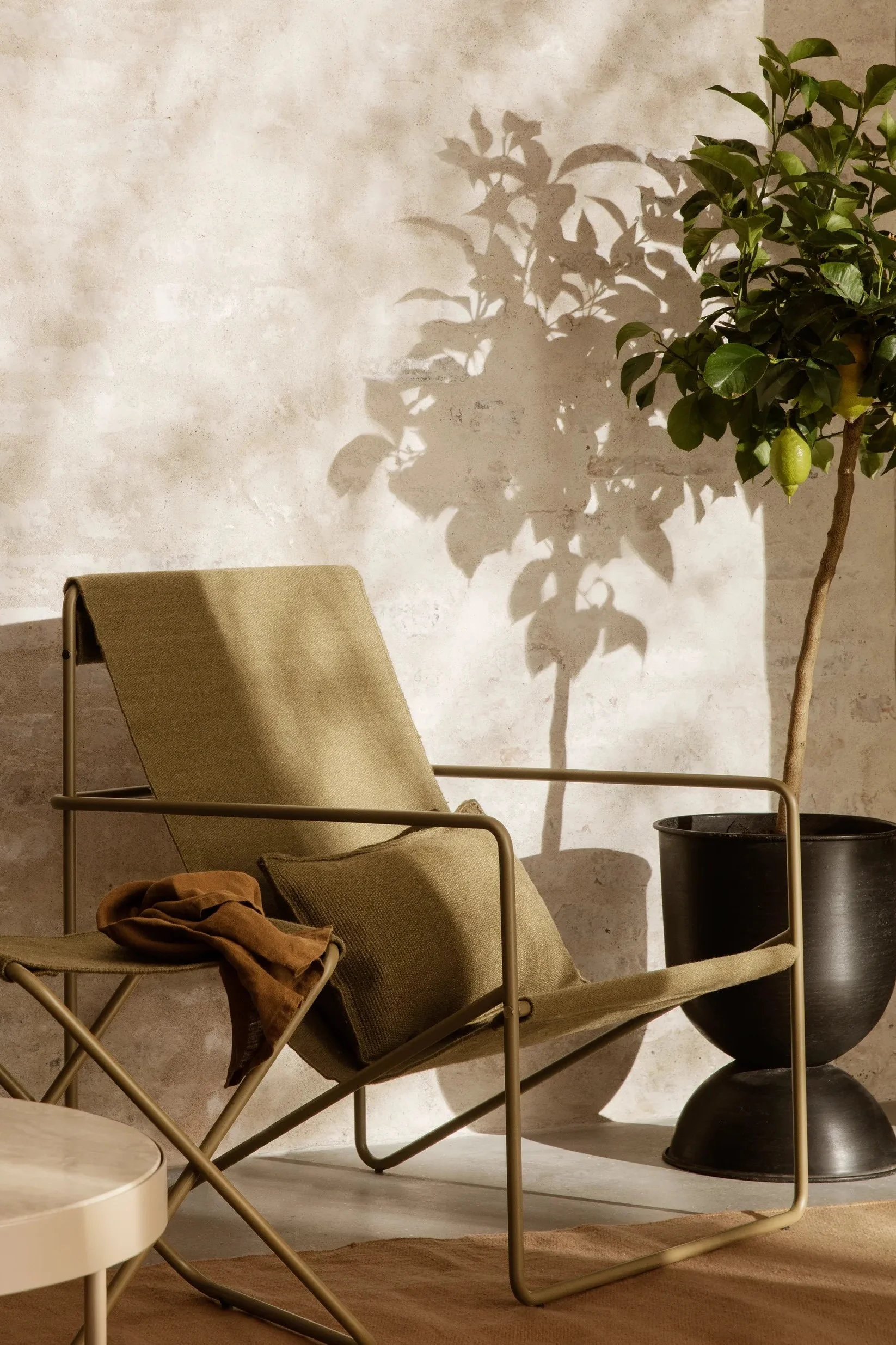 Balkonginspo, Desert kudde i färgen Olive från Ferm Living passar perfekt att inreda balkongen med för att skapa en ombonad känsla. Dessutom sätter den färg på balkongen och är tillverkad för att klara utomhusklimat.