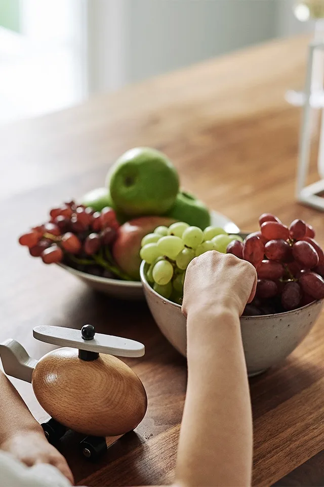 Gästerna bjuds på frukt före middagen serverat ur Nordic Sand skål som de fritt kan ta för sig av.