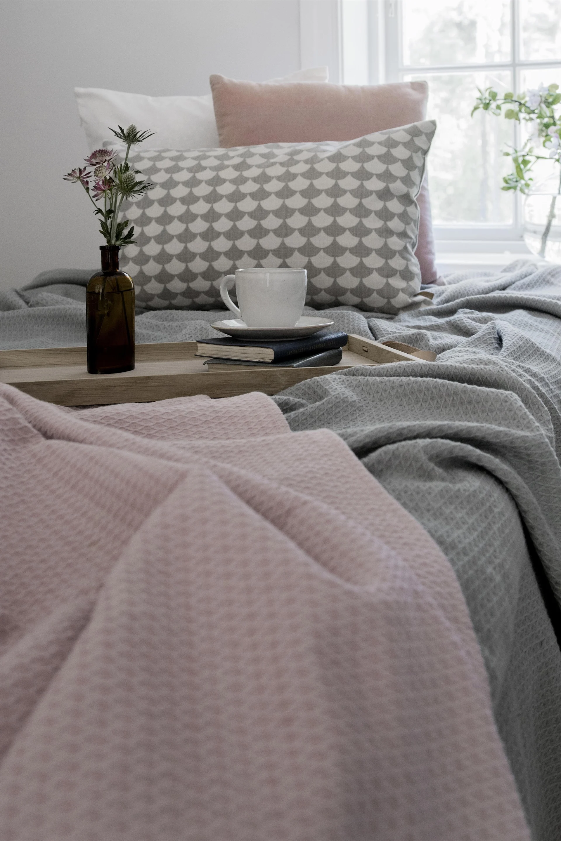 En idé för en avslappnad start på Alla hjärtans dag: Frukost eller en kopp kaffe i sängen.