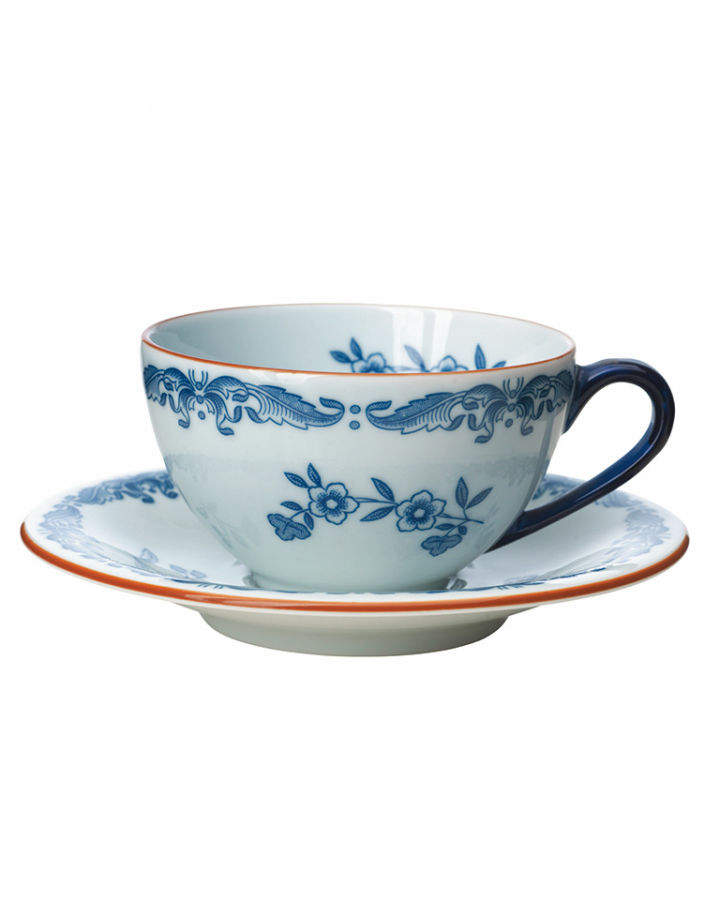Kaffekopp med tillhörande fat ur Rörstrands Ostindia-serie, en riktig klassiker i blått och vitt.