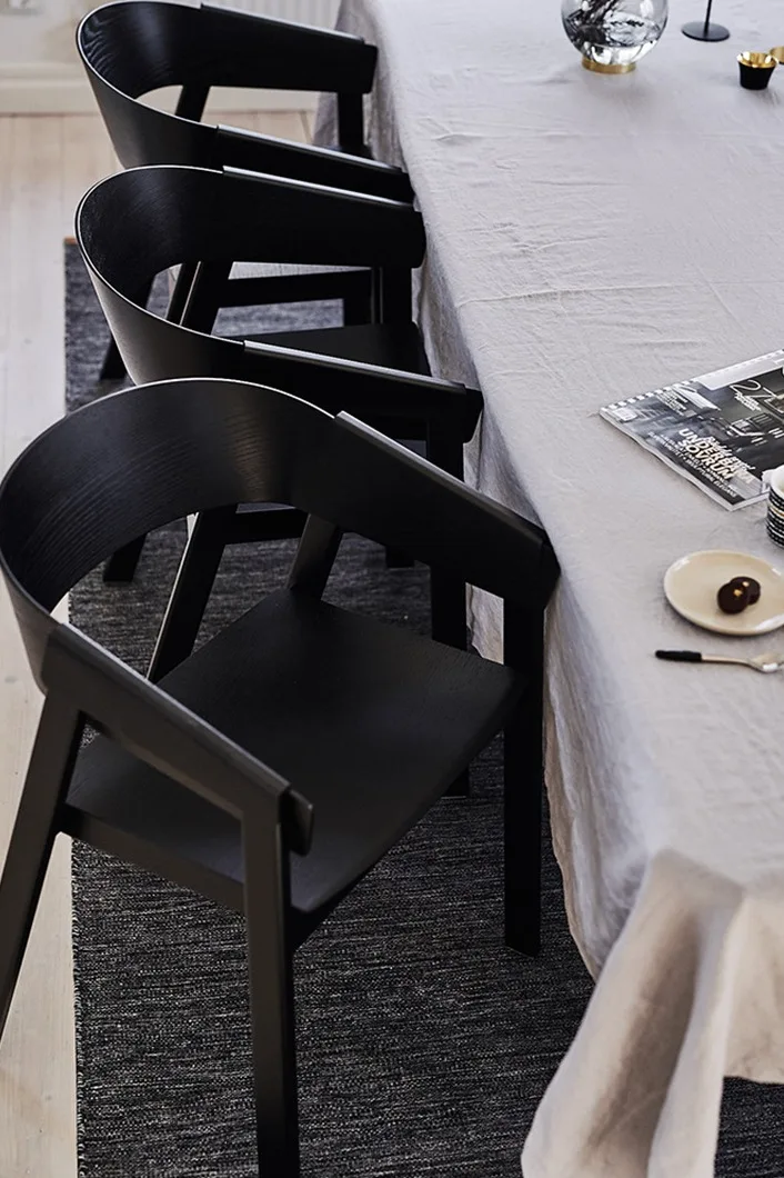 Cover svart matstol från Muuto medför en urban look till matplatsen.