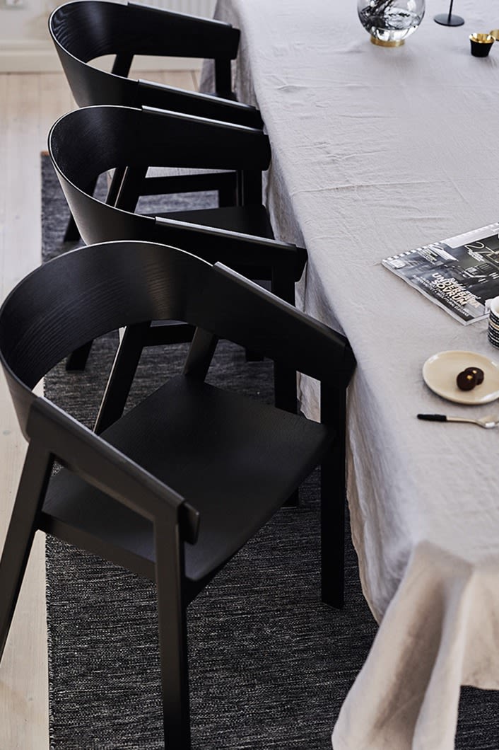 Cover svart matstol från Muuto medför en urban look till matplatsen. 