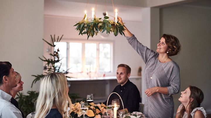 Circle ljusstake från Ferm Living lyser upp juldukningen. 