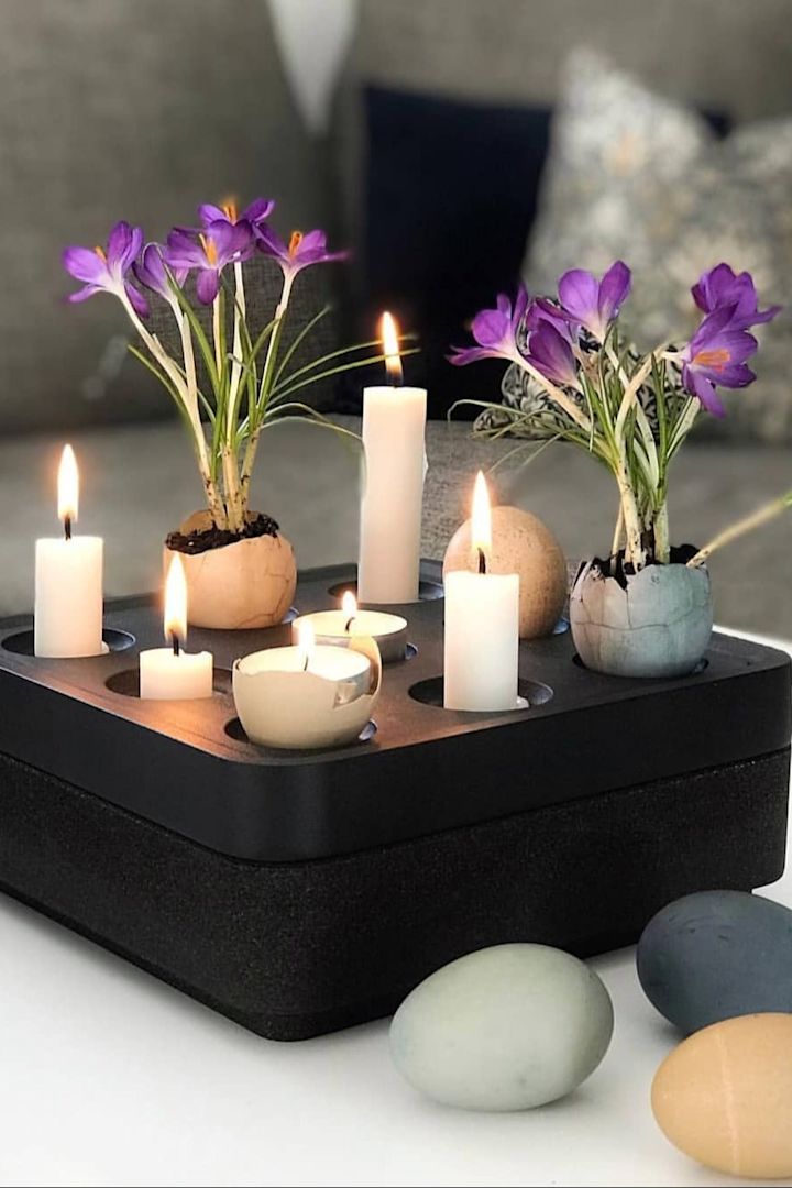En svart ljusstake av märket Stumpastaken från Born in Sweden är dekorerad med ljus och färgade ägg med blommor i inför påsk. @dallasvillan