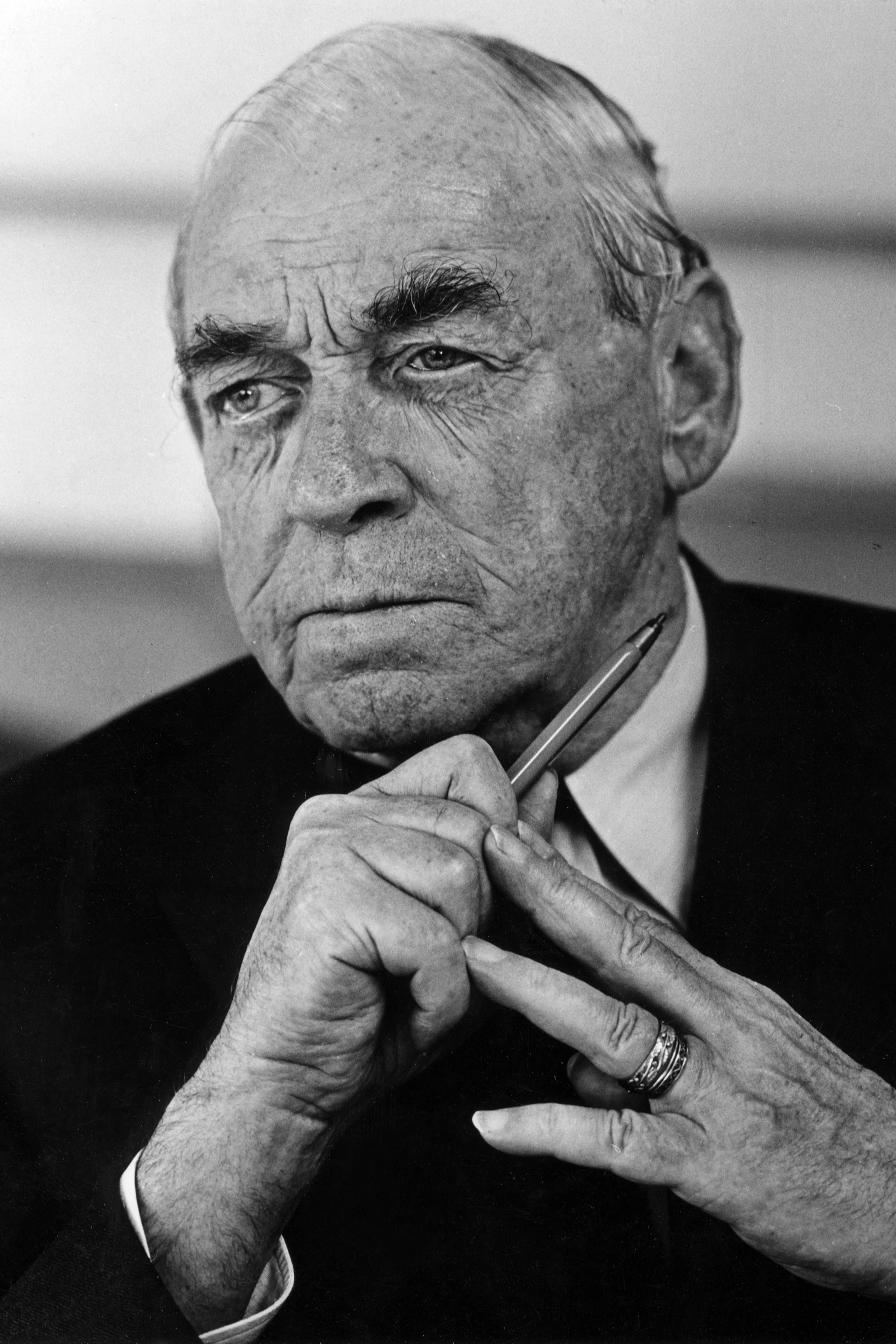 En svartvit porträttbild av den finländske formgivaren och arkitekten Alvar Aalto. 