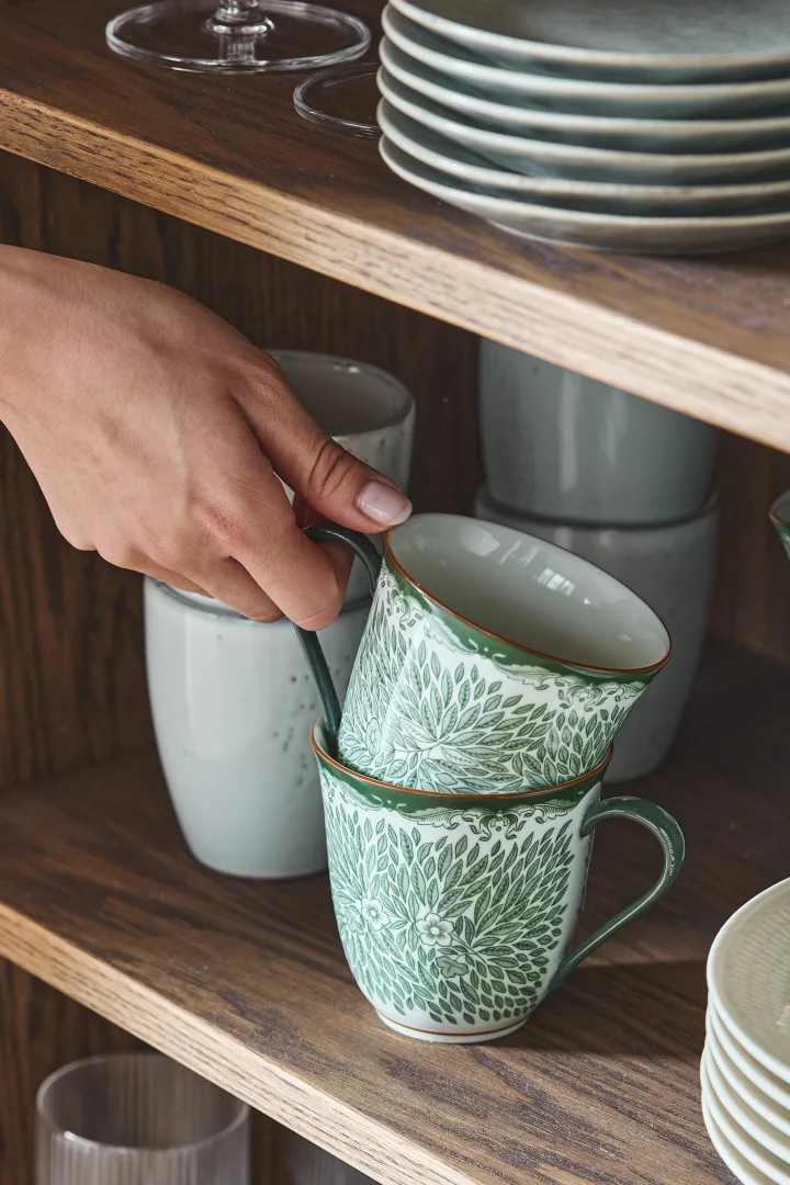 Ge bort en tidlös designgåva som Lines mugg från NJRD i behaglig beige ton. 